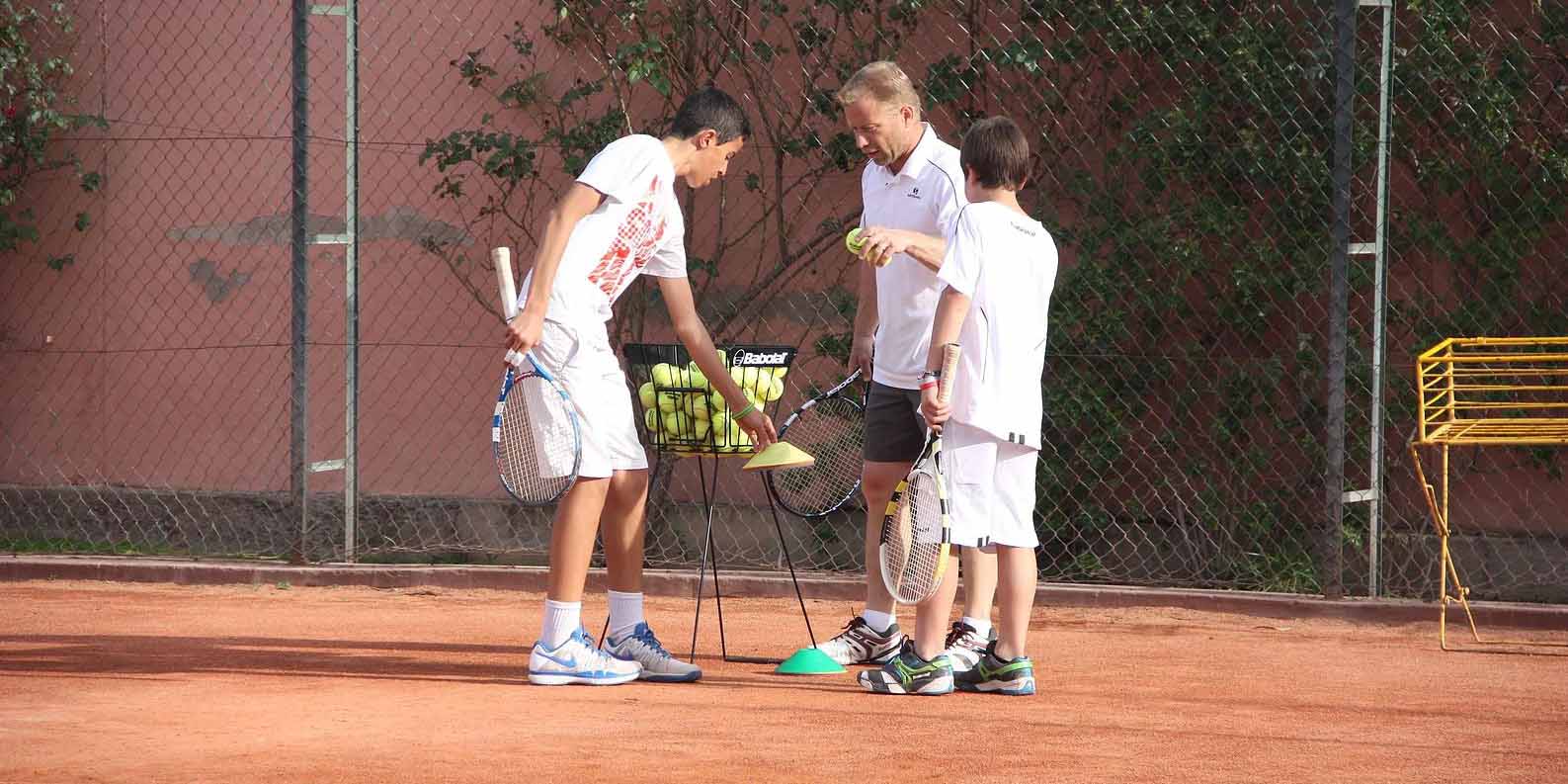 COURS ET ENTRAÎNEMENTS DE TENNIS-LOCATION TENNIS ACADEMY MARRAKECH